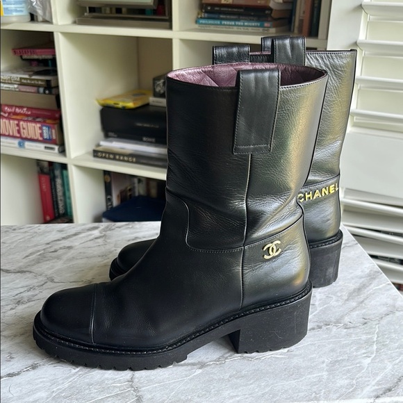 Chanel Black Leather Women's Boots excellent condition size 37.5 - Picture 1 of 10
